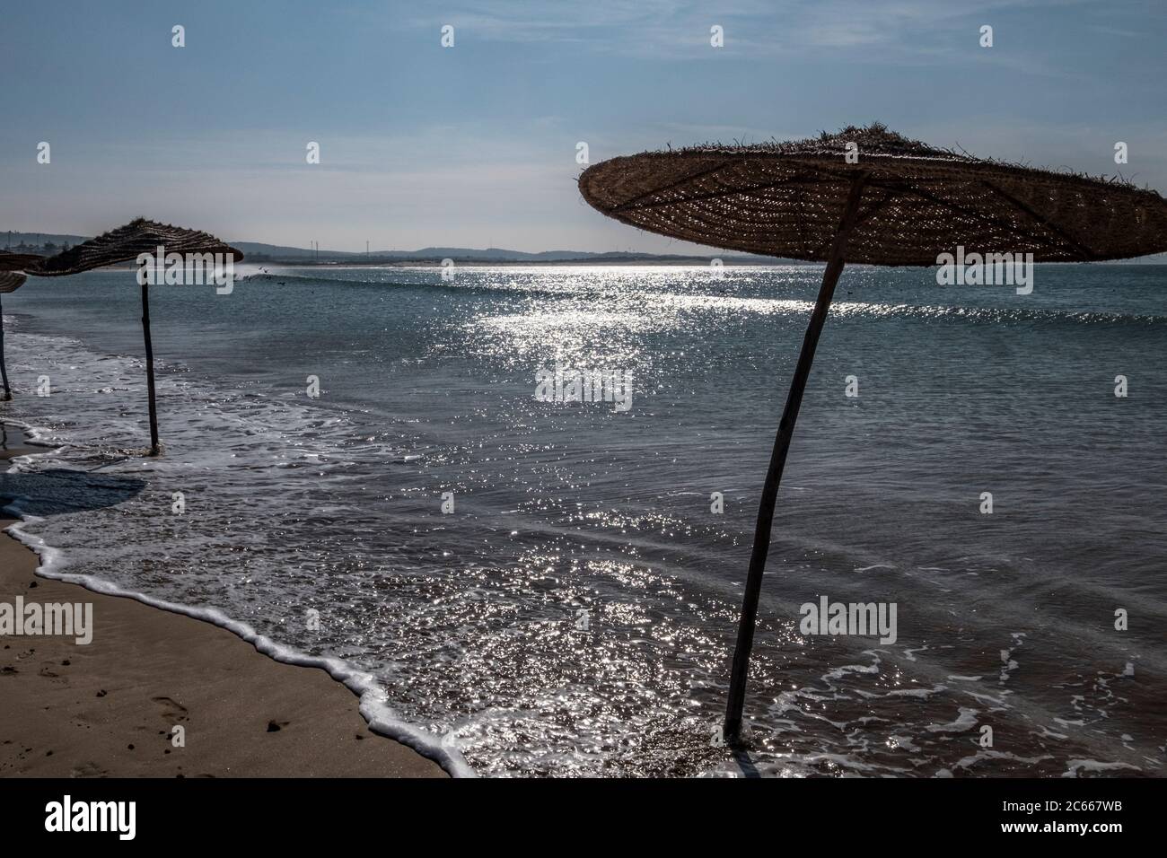 Plage avec parasols à Essaouira Banque D'Images