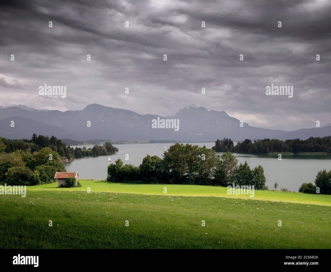 Lac Forggensee dans l'Allgäu dans une tempête imminente Banque D'Images