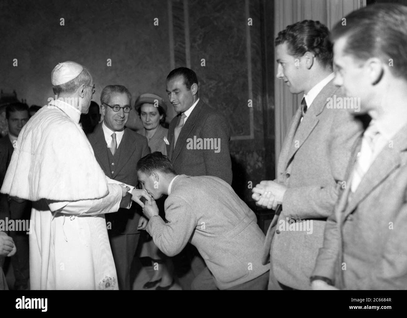 Cité du Vatican - le Pape Pie XII avec l'équipe de football de Gênes - 27 Marzo 1948 Banque D'Images