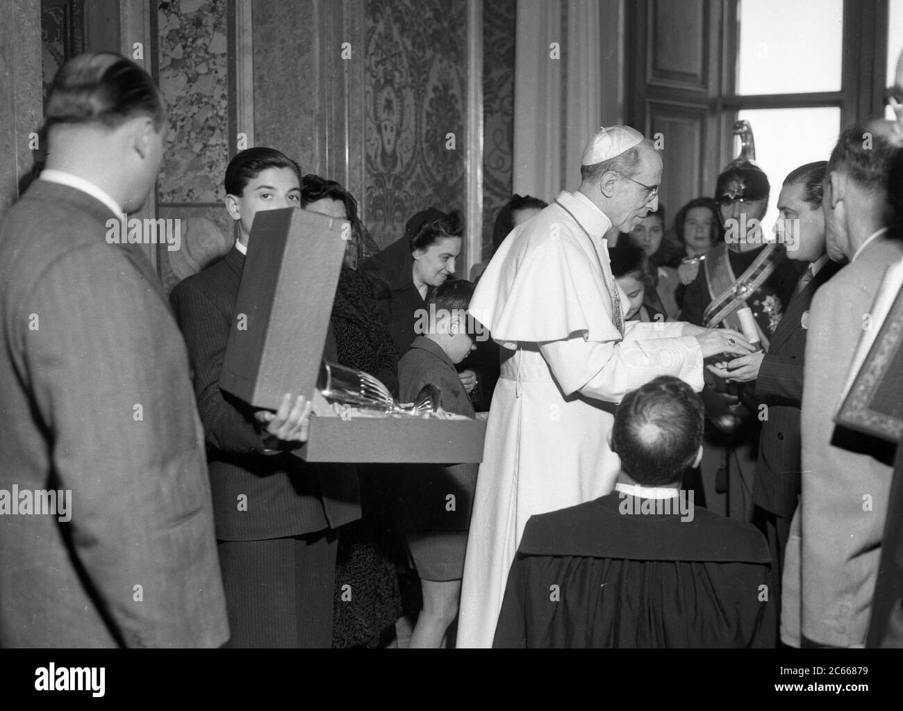 Cité du Vatican le pape Pie XII et l'équipe de football de Naples le 7 mars 1948 Banque D'Images