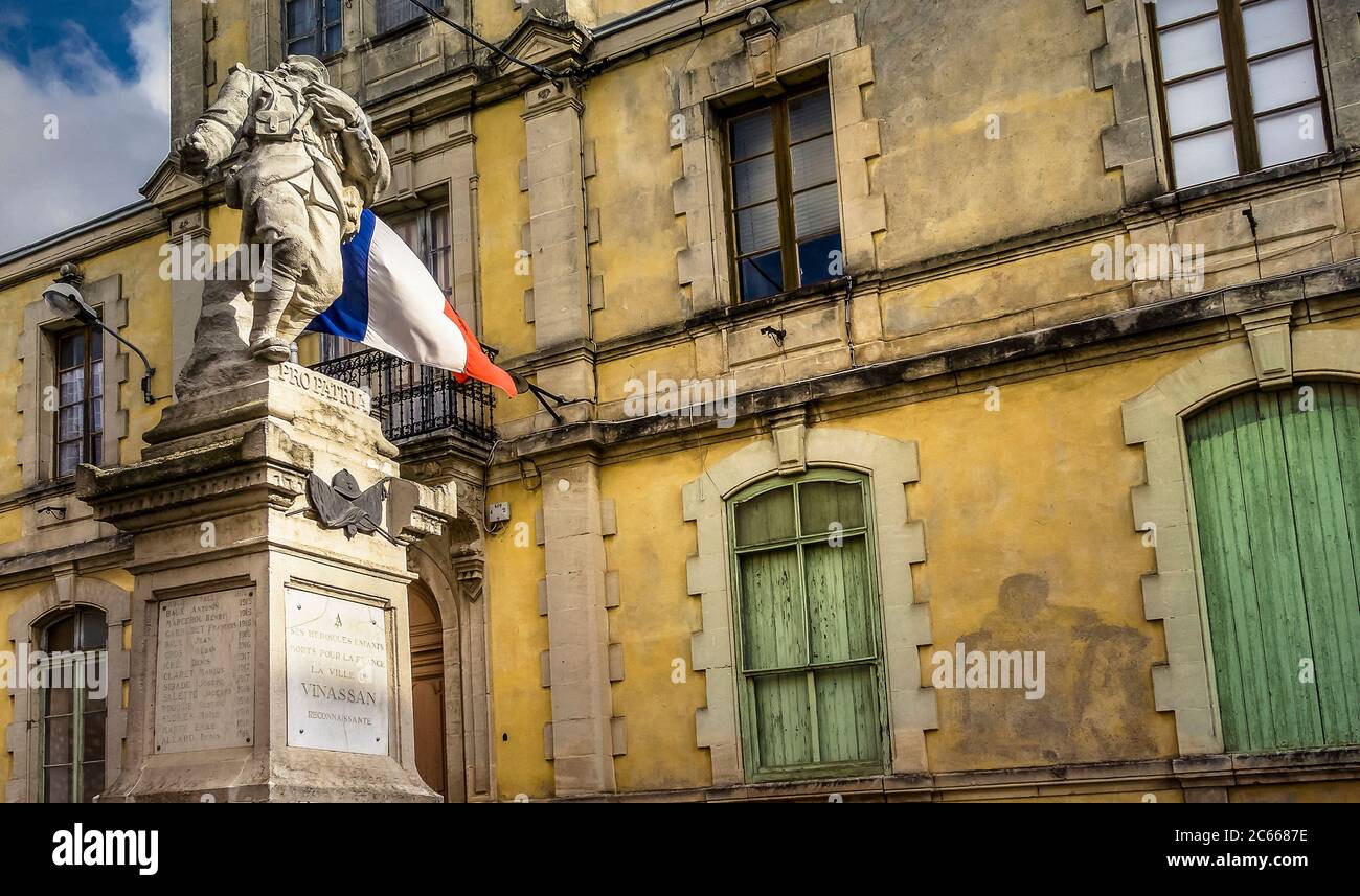 Hôtel de ville et mémorial pour les soldats tombés à Vinassan Banque D'Images