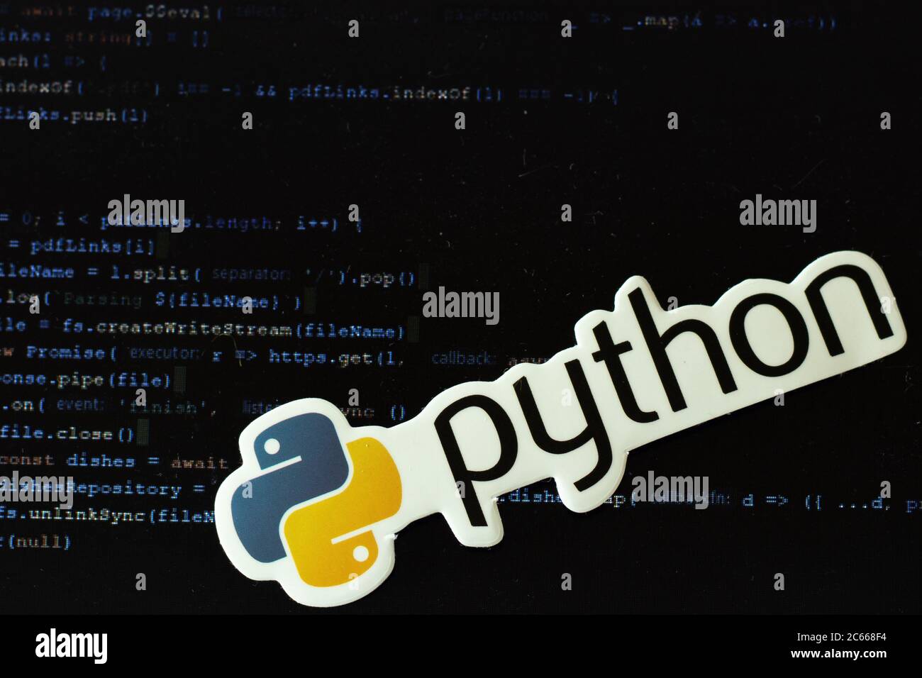 Moscou, Russie - 1er juin 2020 : logo Python avec code de programme en arrière-plan Illustration éditoriale Banque D'Images