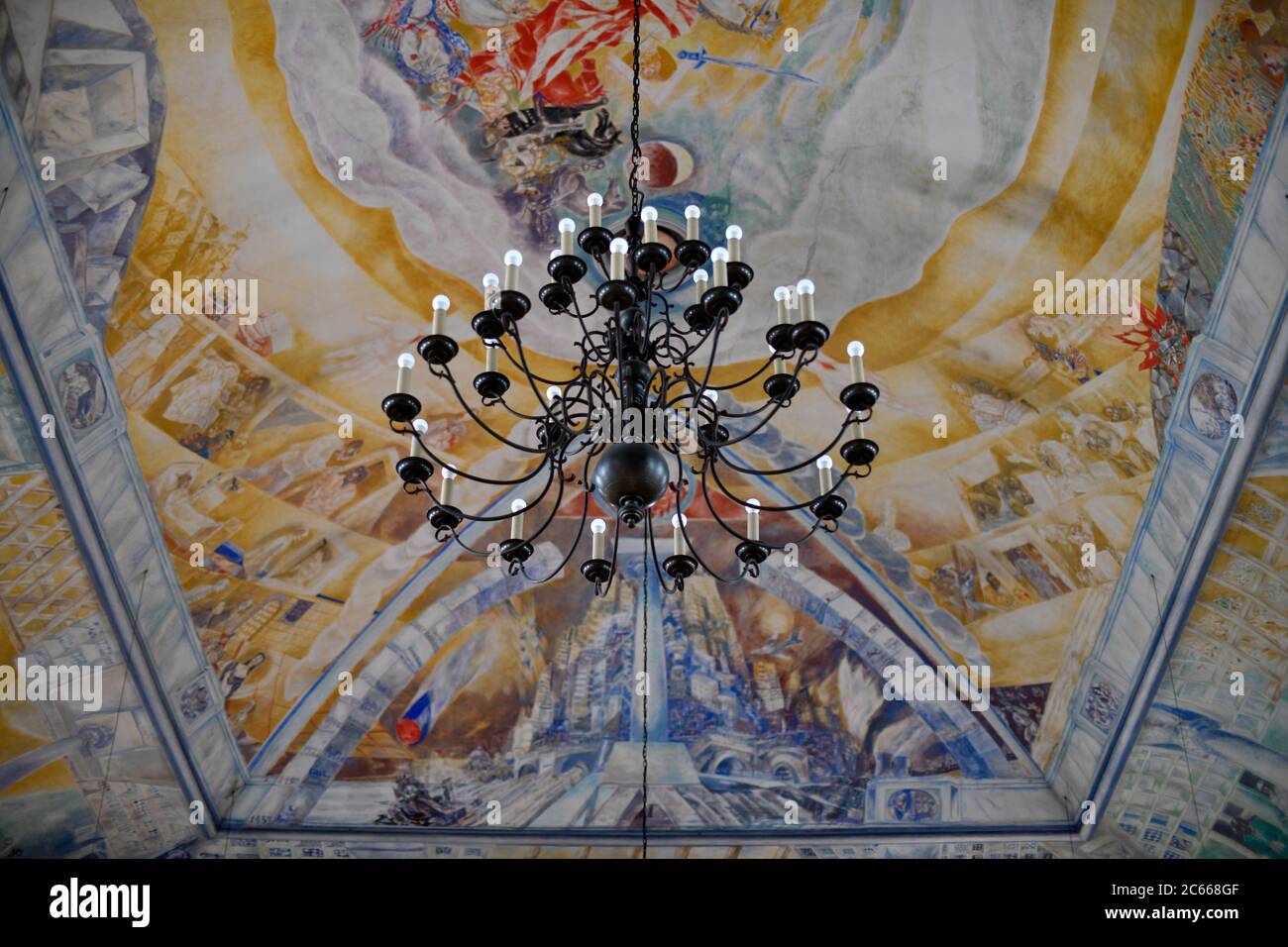 Peinture au plafond par le professeur Emil Wachter, St.Martinskirche, le plus ancien bâtiment de la ville d'Ettlingen, Bade-Wurtemberg, Allemagne Banque D'Images
