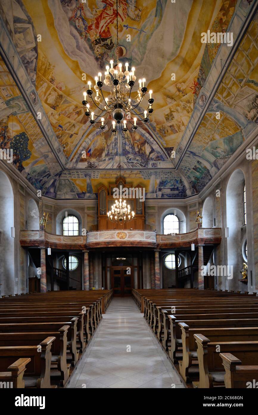 Vue de la nef dans le choeur, choeur, peinture de plafond par le professeur Emil Wachter, St.Martinskirche, le plus ancien bâtiment de la ville d'Ettlingen, Bade-Wurtemberg, Allemagne Banque D'Images