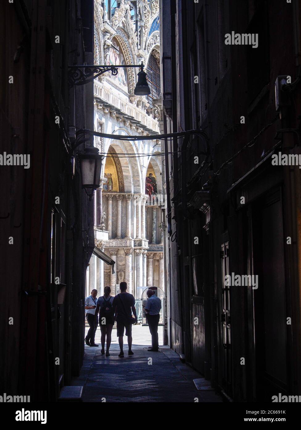 San Marco, Venise, Italie - juillet 2020. Peu de touristes sont de retour dans Venise déserte après le confinement de covid-19, les célèbres bars et magasins fermés. Banque D'Images