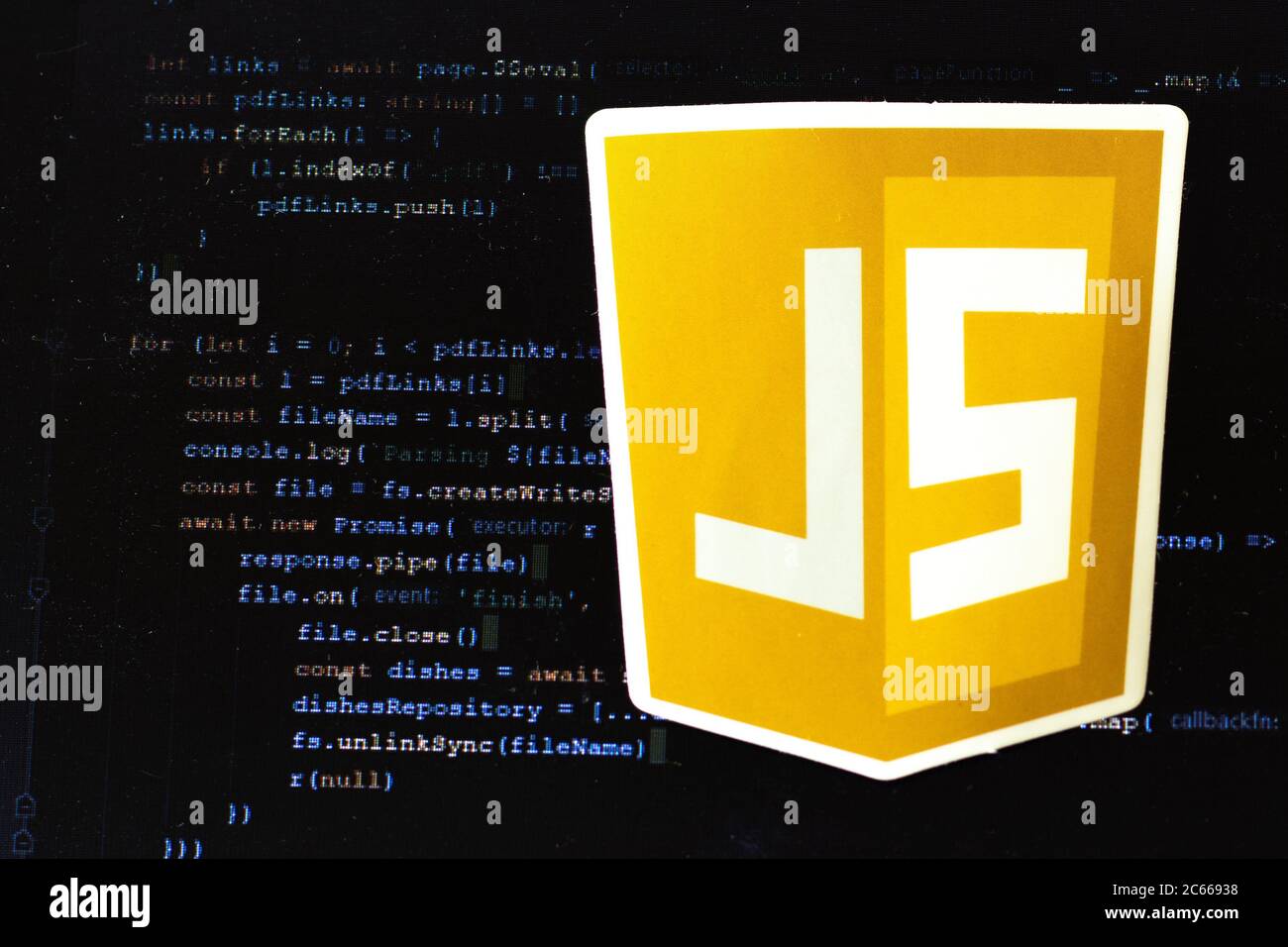 Moscou, Russie - 1 juin 2020: JavaScript JS logo signe avec le code du programme sur fond illustratif Editorial Banque D'Images