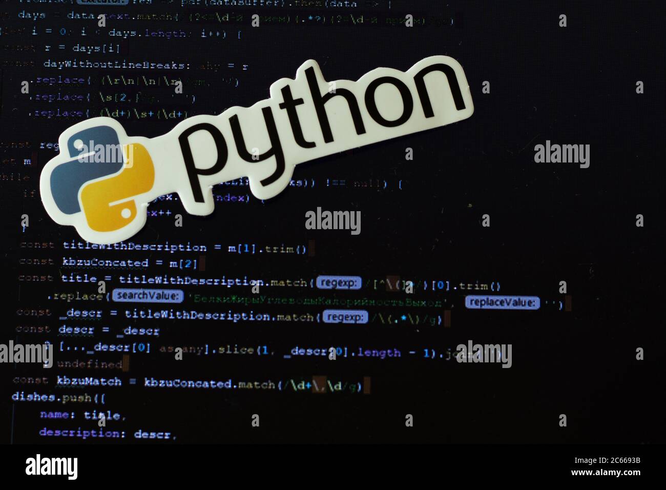 Moscou, Russie - 1er juin 2020 : logo Python avec code de programme en arrière-plan Illustration éditoriale Banque D'Images