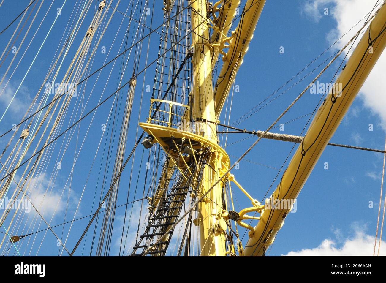 Mâts de grue d'un très grand voilier Banque D'Images