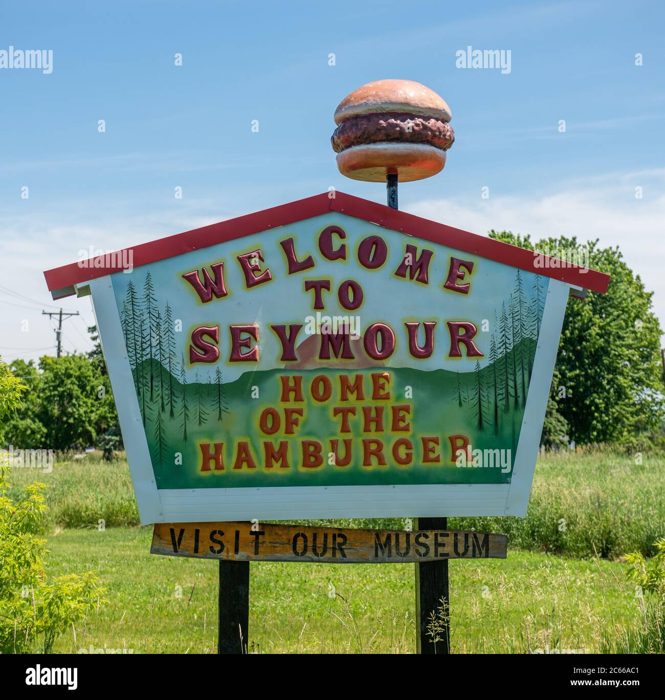 Seymour, WISCONSIN - 21 juin 2020 : un panneau qui indique Bienvenue à Seymour, maison du hamburger. Banque D'Images