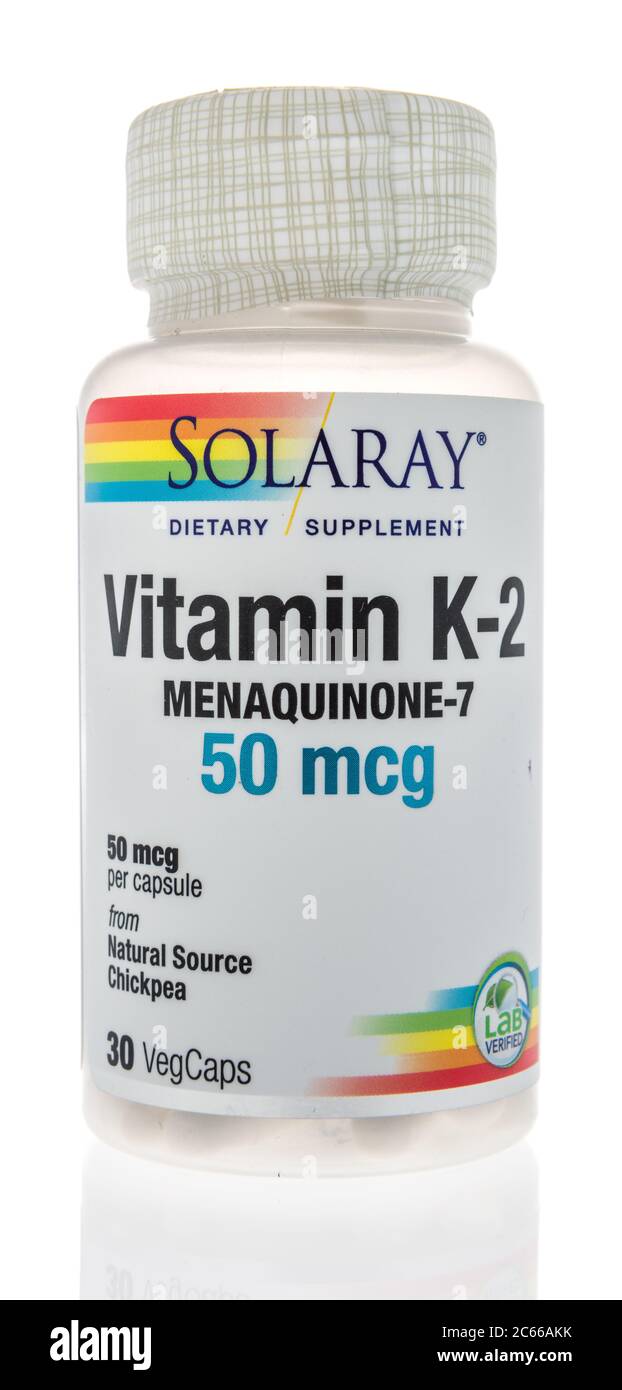 Winneconne, WI - 26 juin 2020 : une bouteille de supplément de vitamine K-2 ménaquinone-7 de Solaray sur un fond isolé Banque D'Images
