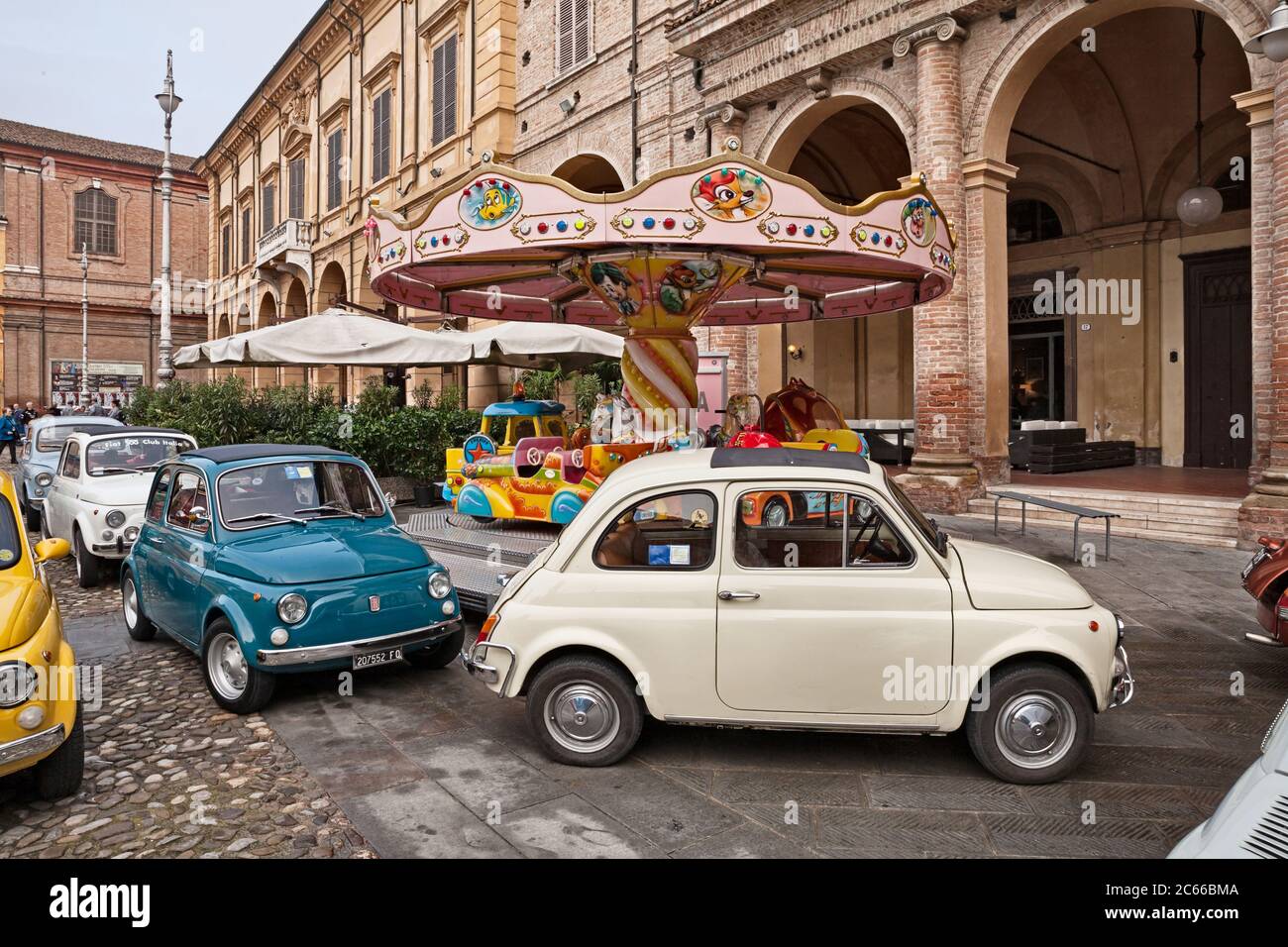 Voitures italiennes vintage Fiat 500 dans le rallye classique de voiture pendant la fête Sagra dei sapori d'autunno. 9 novembre 2014 à Bagnacavallo, RA, Italie Banque D'Images