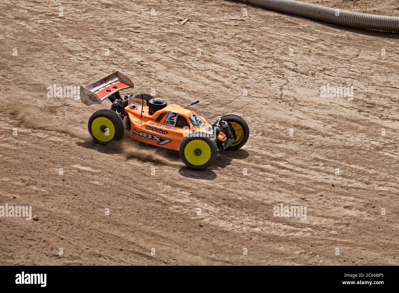 modèle de voiture de buggy radiocommandé, moteur à combustion interne échelle 1/8 tout terrain, dans la piste de terre il Pozzo pendant la course régionale AMSCI, 26 avril 2015 Banque D'Images