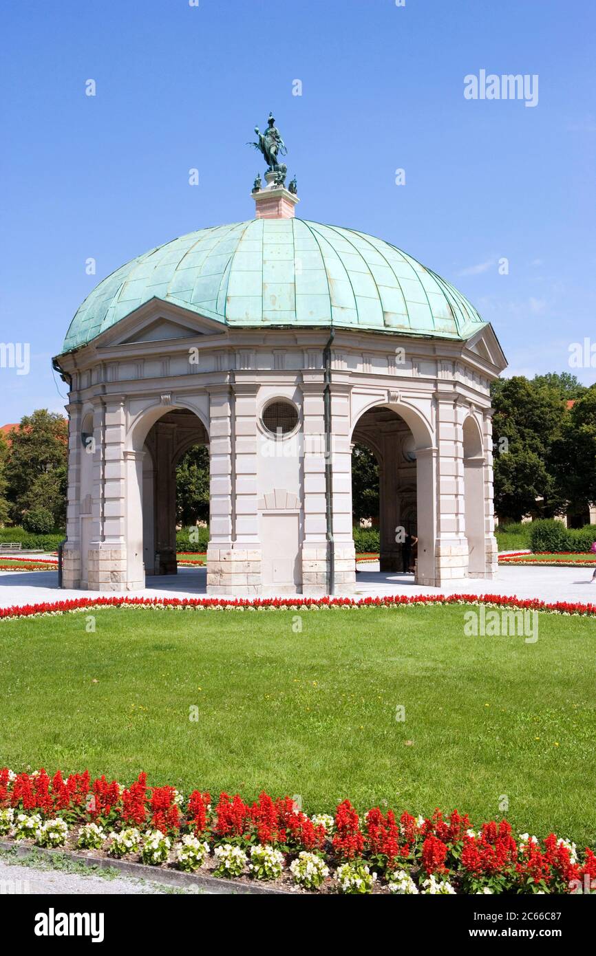 Munich, Temple de Diana par Heinrich Schön l'aîné couronné par une copie de la sculpture en bronze 'Tellus Bavarica' représentant les richesses de la Bavière à savoir le grain, l'eau et le sel, 'Hofgarten' jardin baroque du XVIIe siècle construit sous le règne du duc Maximilien I dans le style des jardins de la Renaissance italienne Banque D'Images