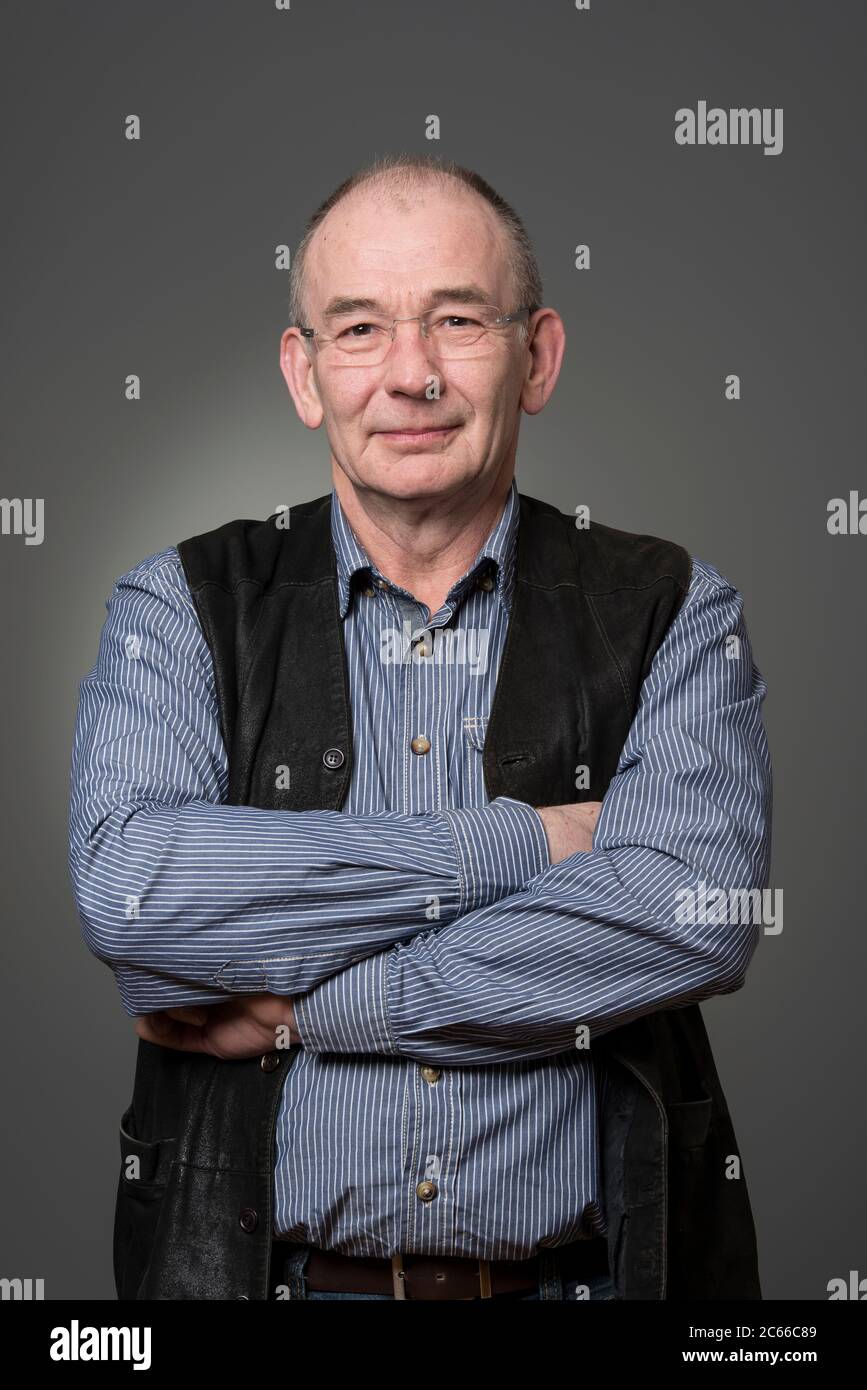 Portrait d'un homme, les bras croisés Banque D'Images