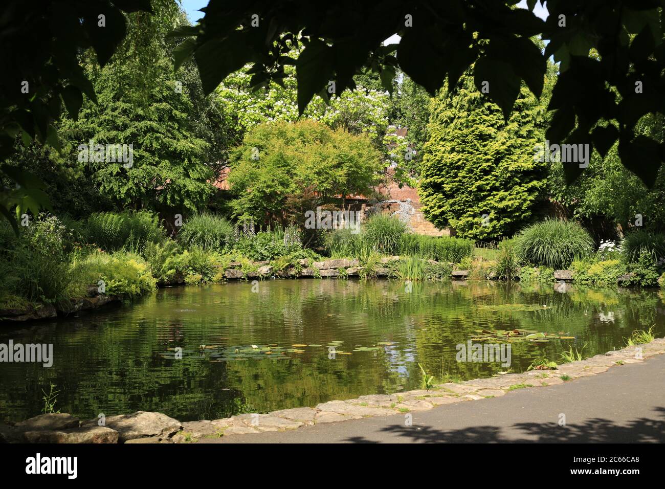 Étang dans les jardins du jubilé de la reine Elizabeth II, Bewdley, Worcestershire, Angleterre, Royaume-Uni. Banque D'Images