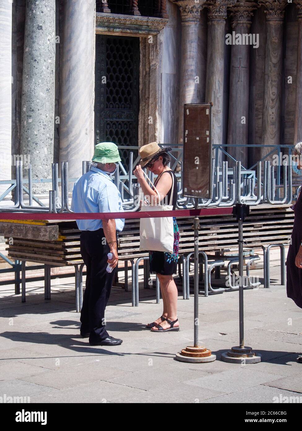 San Marco, Venise, Italie - juillet 2020. L'employé de l'entrée de la cathédrale scanne la fièvre de température corporelle touristique pour la prévention du covid-19. Peu de touristes sont de retour Banque D'Images
