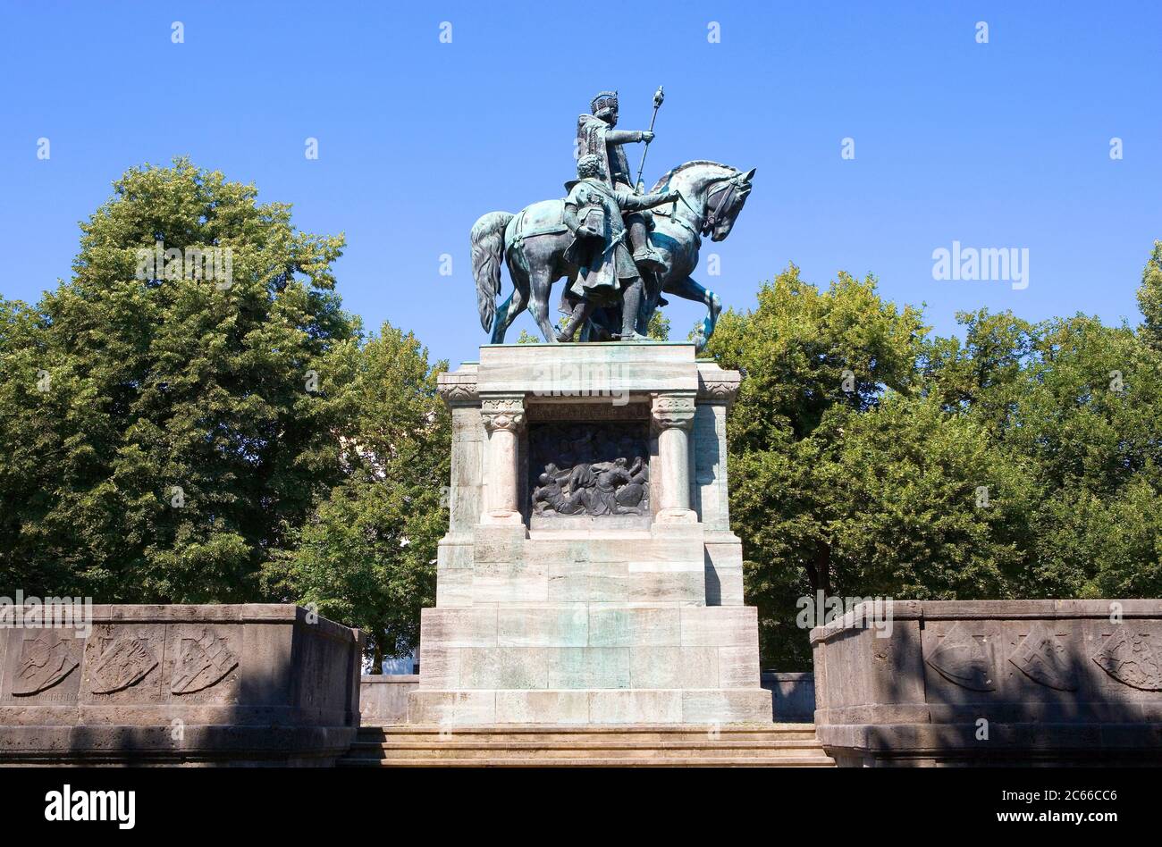 Le monument Kaiser-Ludwig, au centre de la place Kaiser-Ludwig-Platz, nommé d'après le Saint-empereur Louis IV appelé Louis le bavarois, 1284 - 1347, donné par Matthias Pschorr Junior en 1886, Munich, Bavière, Allemagne Banque D'Images