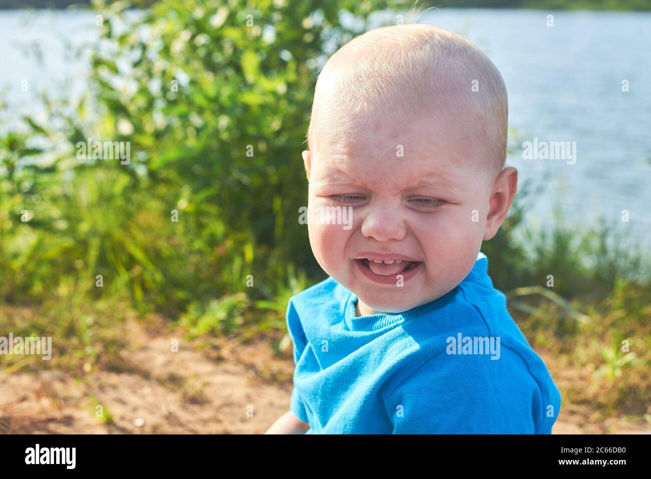 Portrait D Un Petit Garcon Drole Qui Grimace Sur La Rive De La Riviere Un Jour D Ete Photo Stock Alamy
