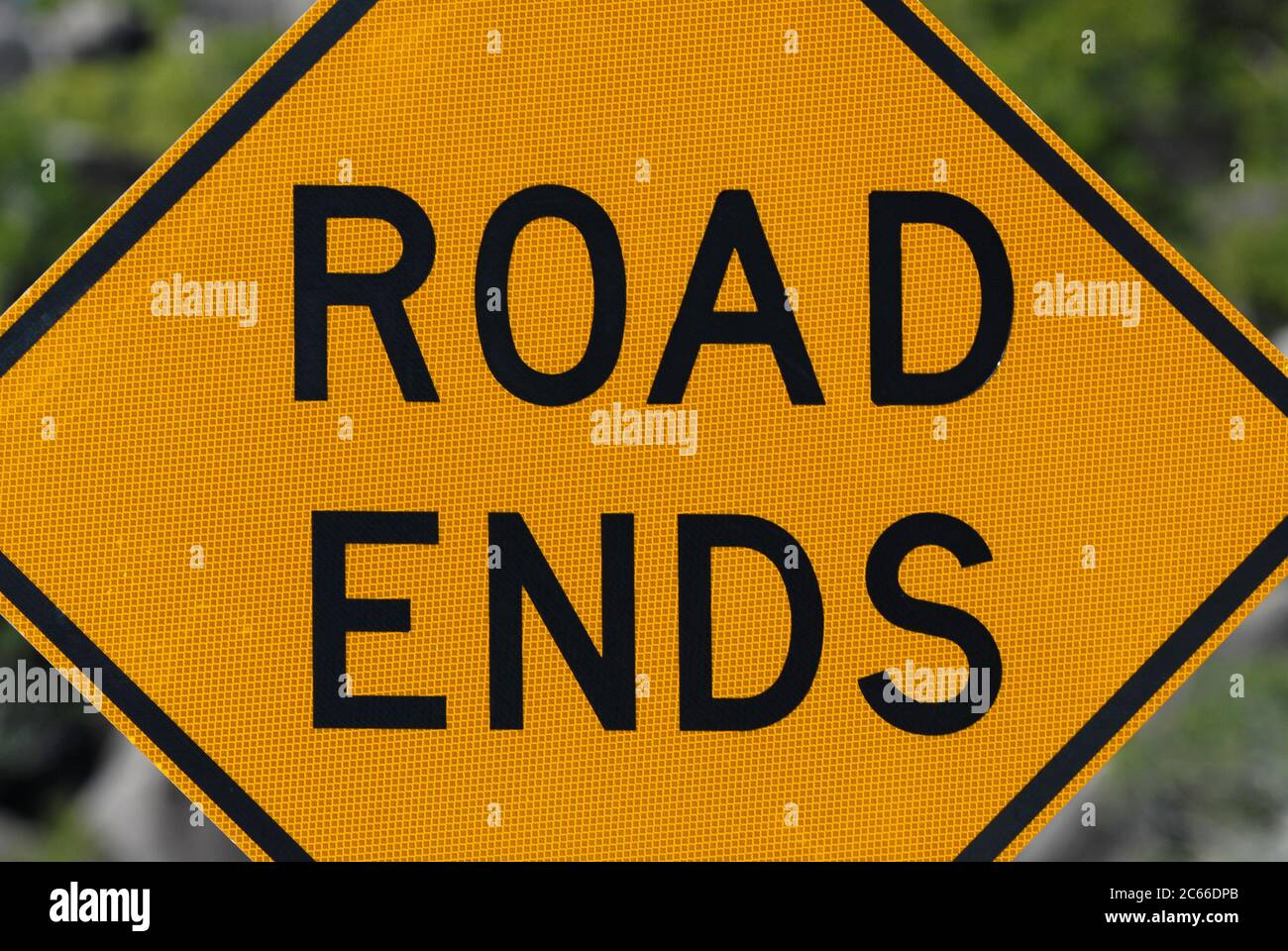 Panneau jaune avec les mots Road ends, Magnetic Island, Queensland, Australie Banque D'Images