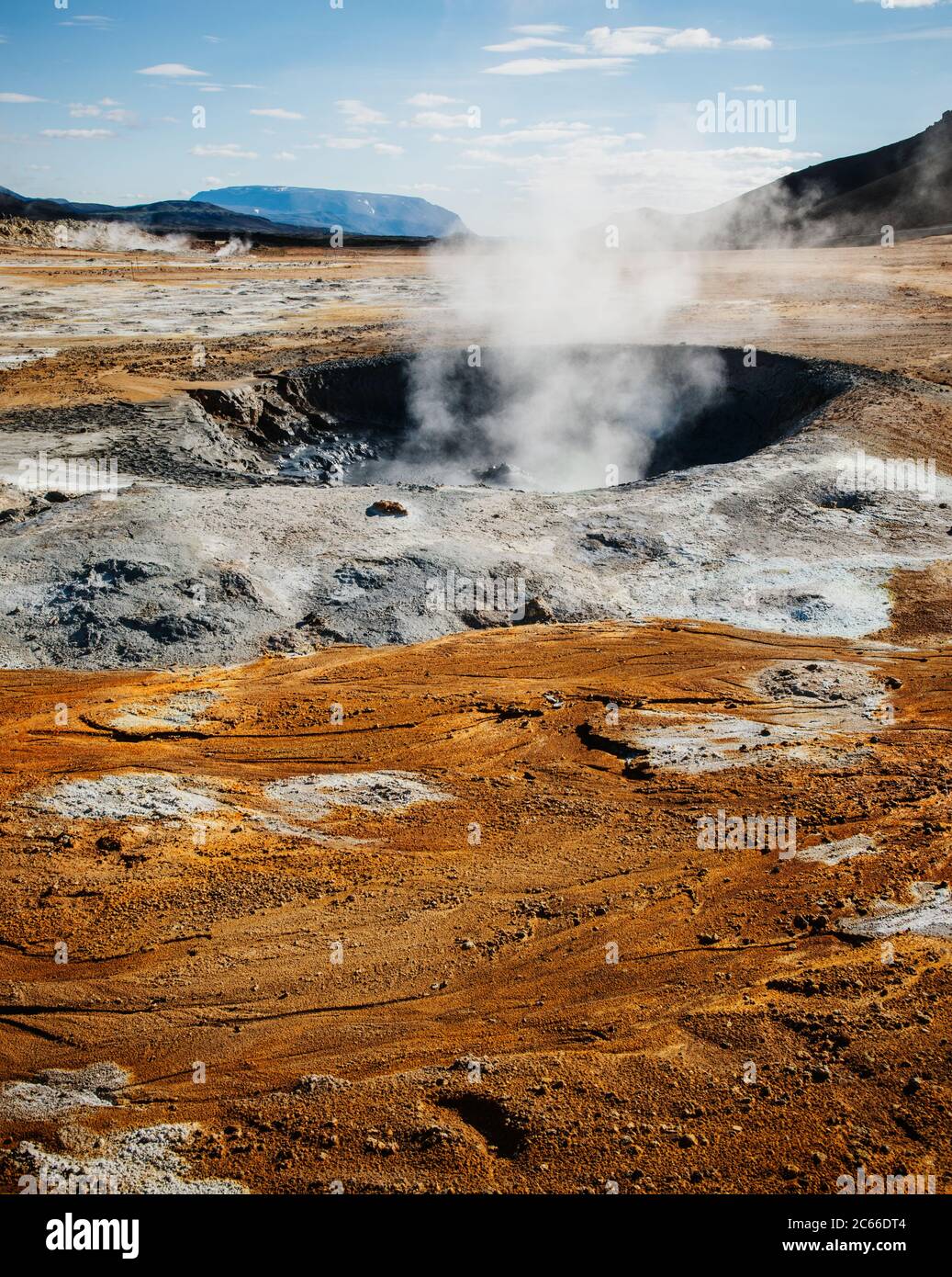 Hverir, une zone géothermique connue pour ses piscines de boue et de vapeur de fumeroles émettant du gaz sulfurique, Namafjall, Islande Banque D'Images