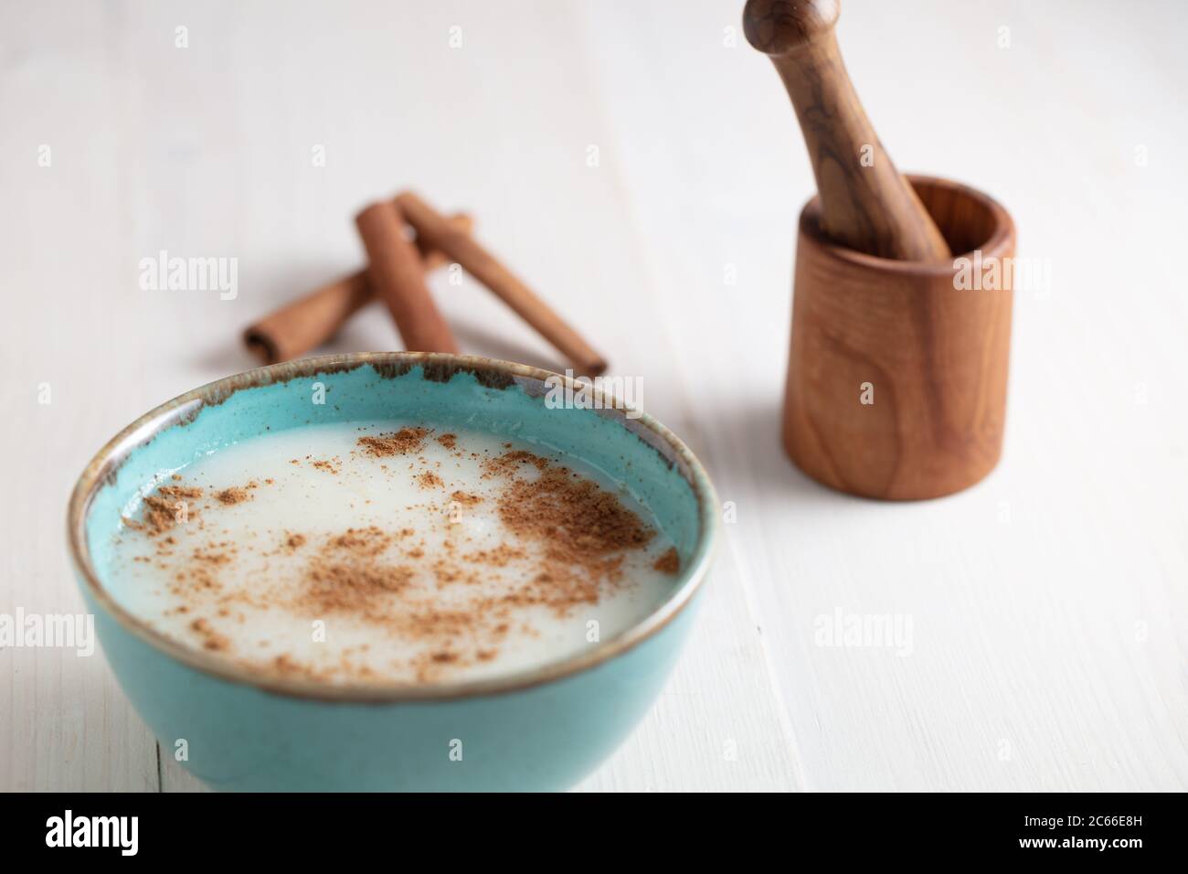 Desserts turcs dans un bol bleu Sutlac (Sütlaç) Banque D'Images