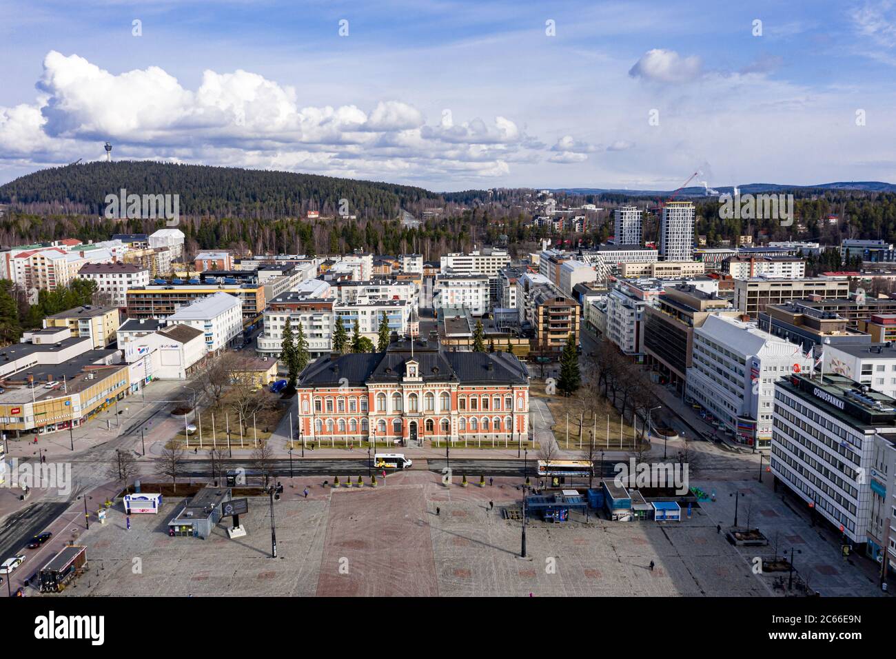 Kuopio, Finlande - 28 avril 2020 : vue aérienne de l'hôtel de ville Banque D'Images