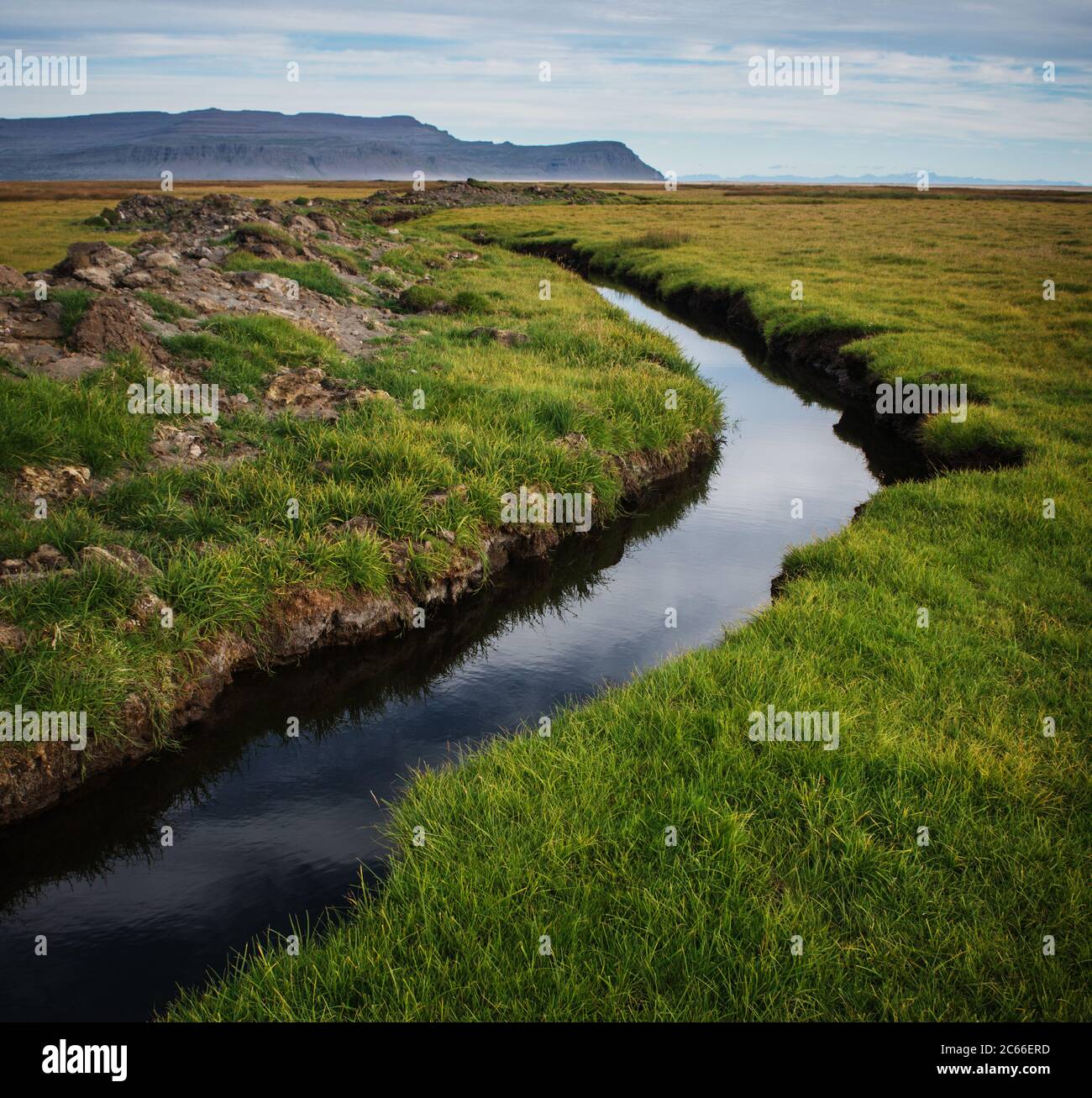 Ruisseau traversant les Westfjords, l'Islande, la Scandinavie, l'Europe Banque D'Images