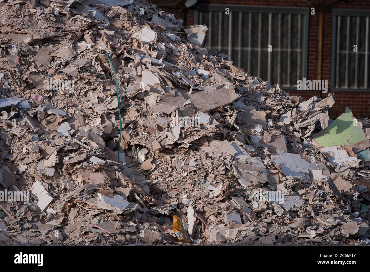 Pile de placoplâtre dans une usine de recyclage de Liverpool, Angleterre, Royaume-Uni. Banque D'Images