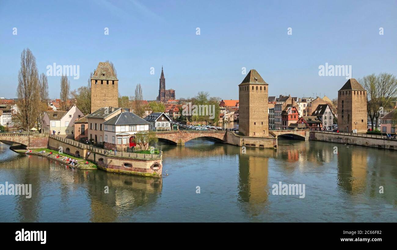 Ponts-ponts ponts et rivière Ill, Cathédrale de Strasbourg, Strasbourg, Alsace Banque D'Images