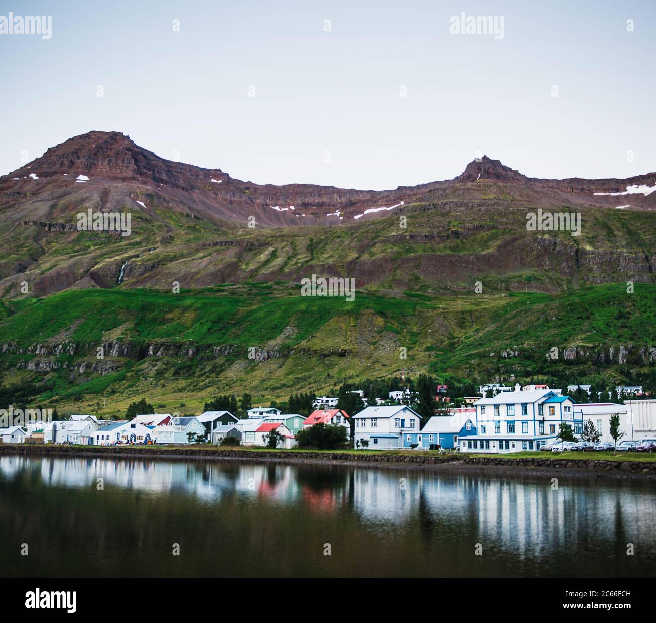 Lac dans la ville de Seydisfjordur, seyðisfjörður, Islande, Scandinavie, Europe Banque D'Images