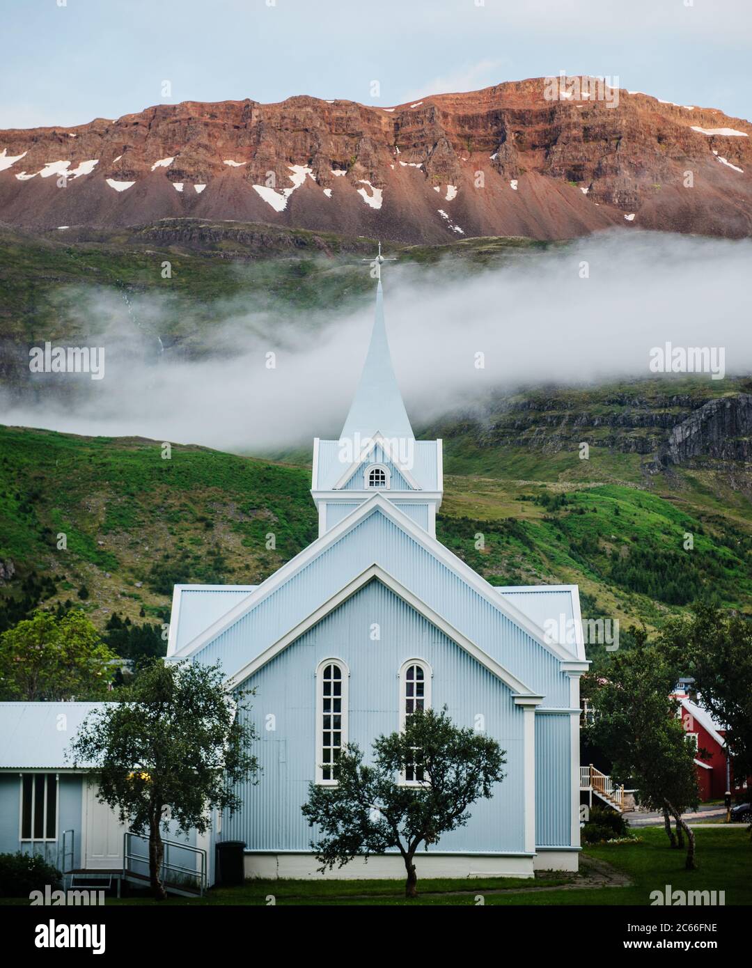 Église de Seydisfjardarkirkja dans la ville de Seydisfjordur, seyðisfjörður, Islande, Scandinavie, Europe Banque D'Images