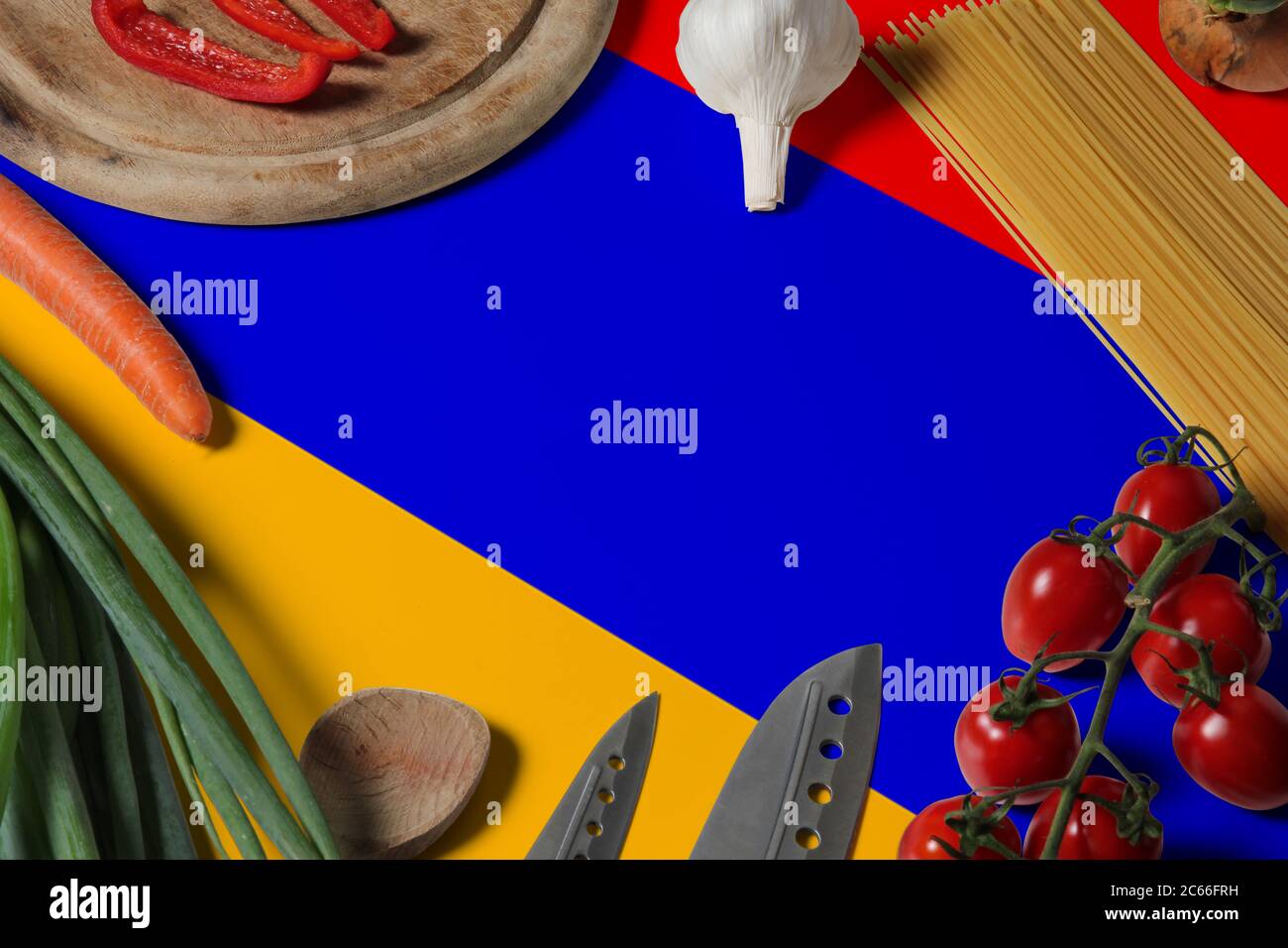 Drapeau arménien sur les légumes frais et couteau concept table en bois. Concept de cuisine avec thème de préparation. Banque D'Images