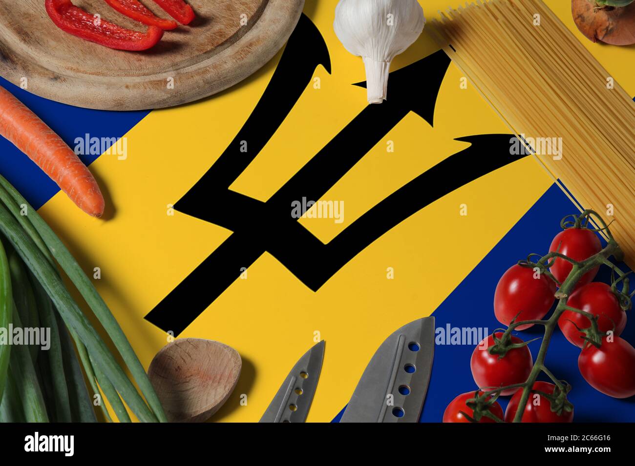 Drapeau de la Barbade sur les légumes frais et couteau concept table en bois. Concept de cuisine avec thème de préparation. Banque D'Images