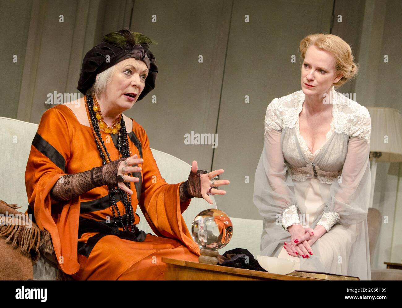 l-r: Alison Steadman (Madame Arcati), Hermione Norris (Ruth Condomine) dans L'ESPRIT DE L'INSOUCIANCE par Noel Coward au Théâtre Apollo, Londres W1 09/03/2011 a Theatre Royal Bath conception de la production: Hildegard Bechtler éclairage: Mark Henderson directeur: Thea Sharrock Banque D'Images