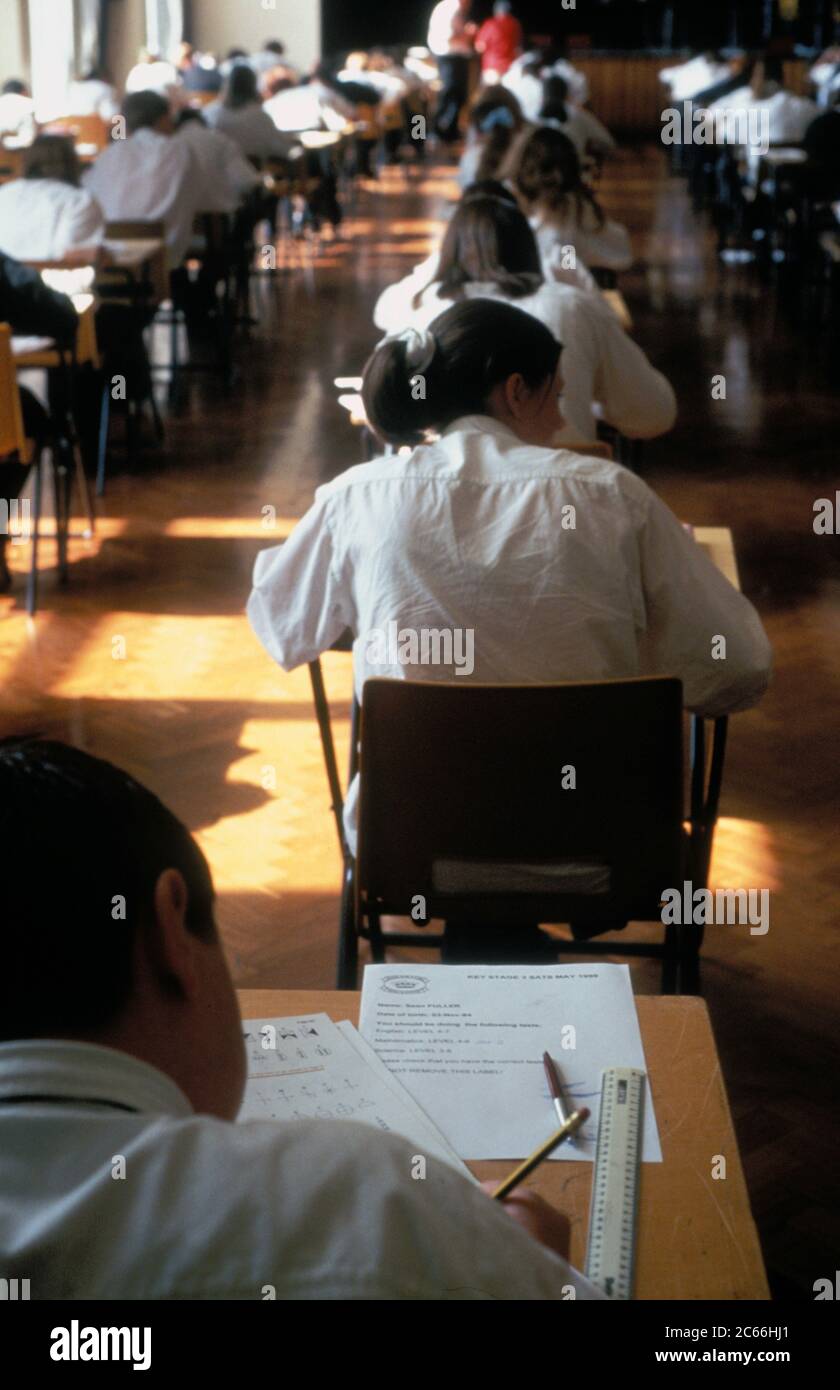 Élèves assis à l'étape clé 3 examen SATS; école secondaire au Royaume-Uni Banque D'Images