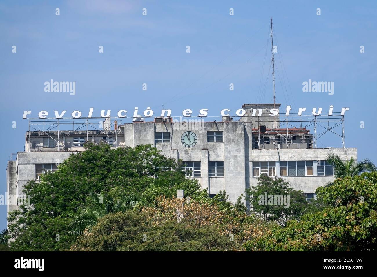 Cuba, la Havane, apposant des lettres « volutión es interprétation » sur un bâtiment délabré Banque D'Images