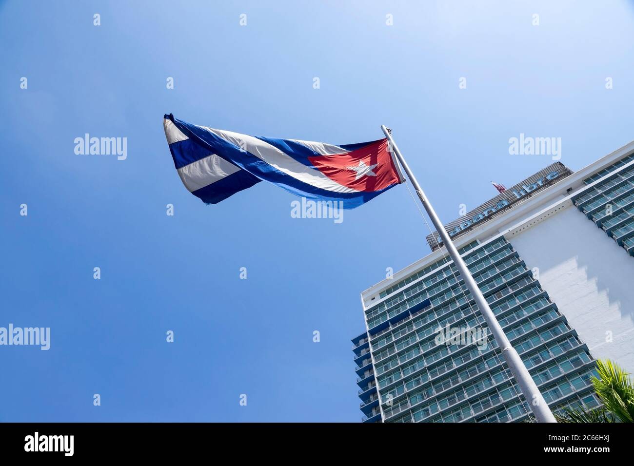 Cuba, la Havane, Cuba drapeau devant l'hôtel Trip Habana libre Banque D'Images