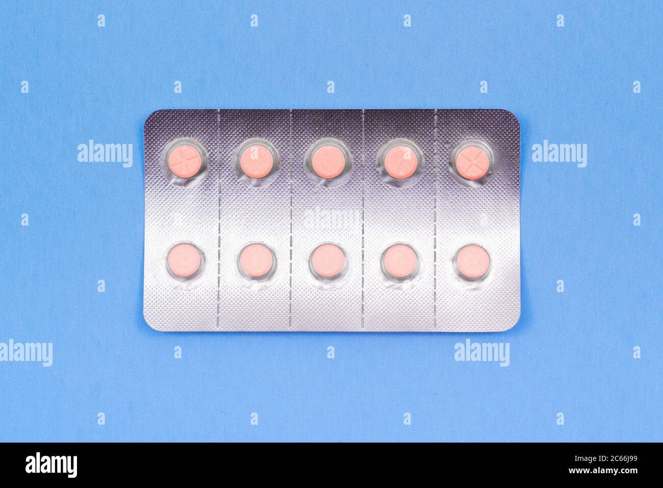 Pilules roses sur bleu. Vue de la mise en plan. Banque D'Images
