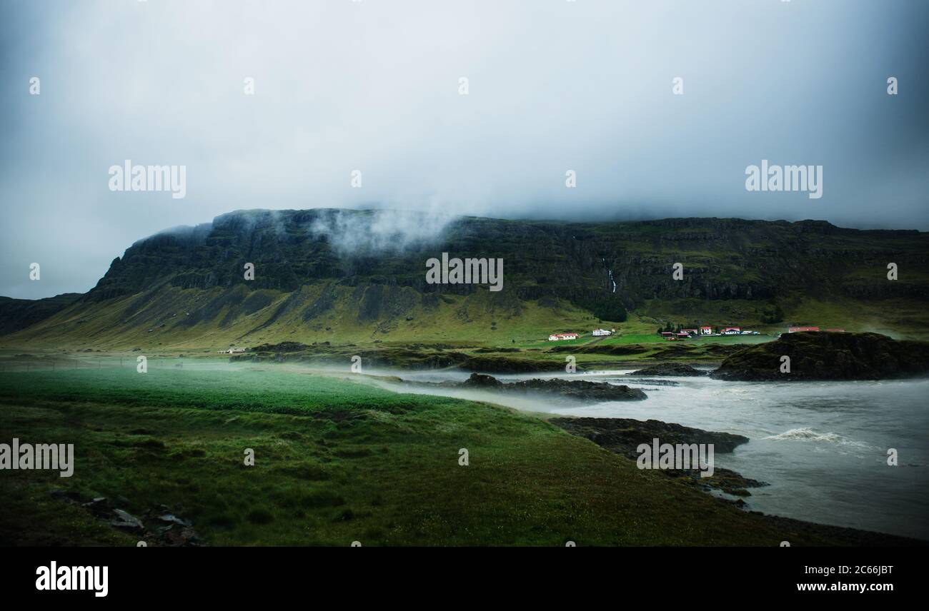 paysage islandais avec lac et montagnes, sud-ouest de l'Islande, Scandinavie, Europe Banque D'Images