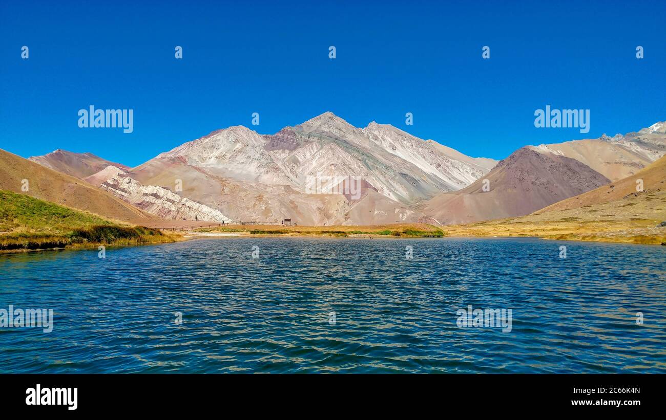 Lac bleu, montagne en arrière-plan, Parc provincial d'Aconcagua, province de Mendoza, Argentine Banque D'Images