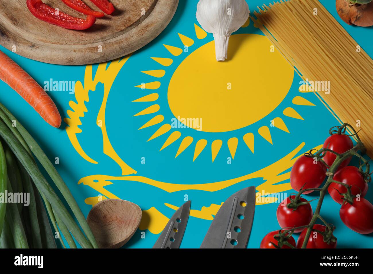 Drapeau du Kazakhstan sur les légumes frais et couteau concept table en bois. Concept de cuisine avec thème de préparation. Banque D'Images