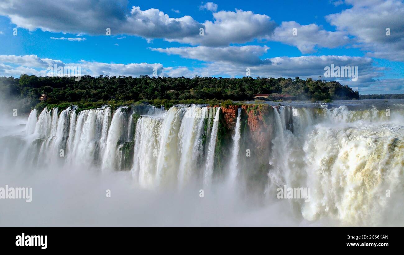 Personne faisant face aux chutes d'Iguaçu, Argentine Banque D'Images
