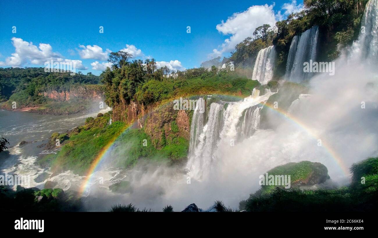 Vue sur les chutes d'Iguaçu avec Rainbow, Argentine Banque D'Images