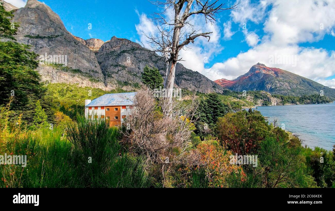 Maison dans les bois, entourée de montagnes, en bord de lac, Argentine Banque D'Images