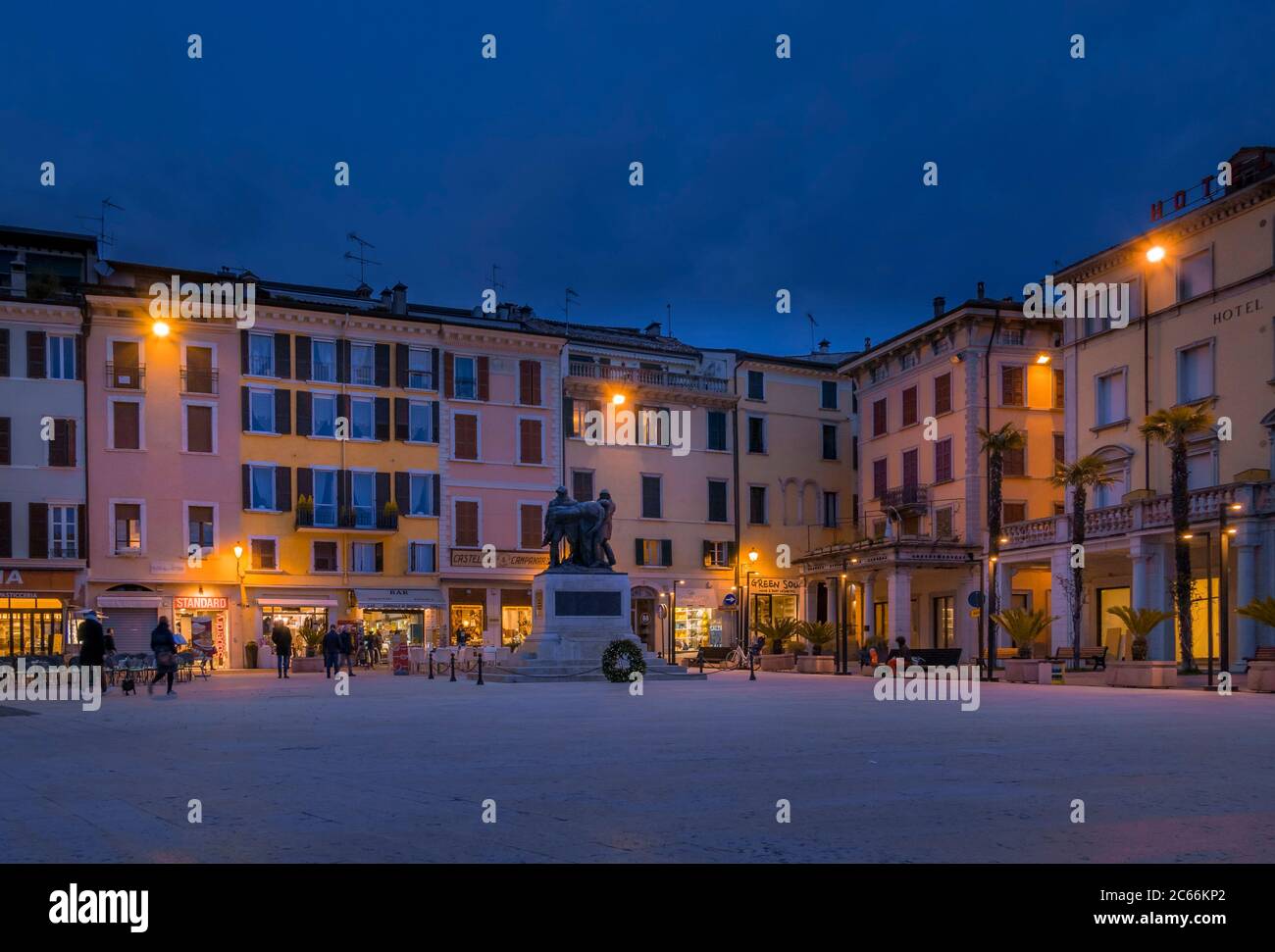 Piazza della Vittoria à Salo, sur le lac de Garde, Lac de Garde, Lombardie, Italie, Europe Banque D'Images