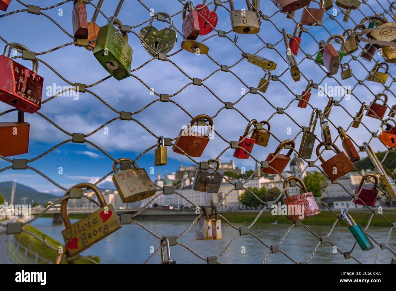 Écluses d'amour sur le Makartsteg au-dessus de la Salzach, Salzbourg, l'État de Salzbourg, Autriche, Europe Banque D'Images