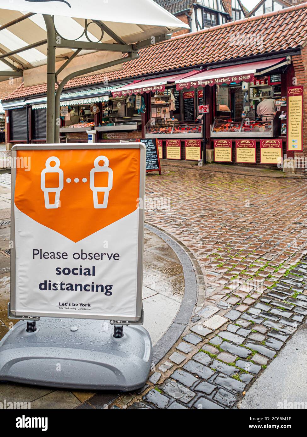 Signes de distanciation sociale dans le centre de York après l'assouplissement du verrouillage dû à Covid-19 Banque D'Images