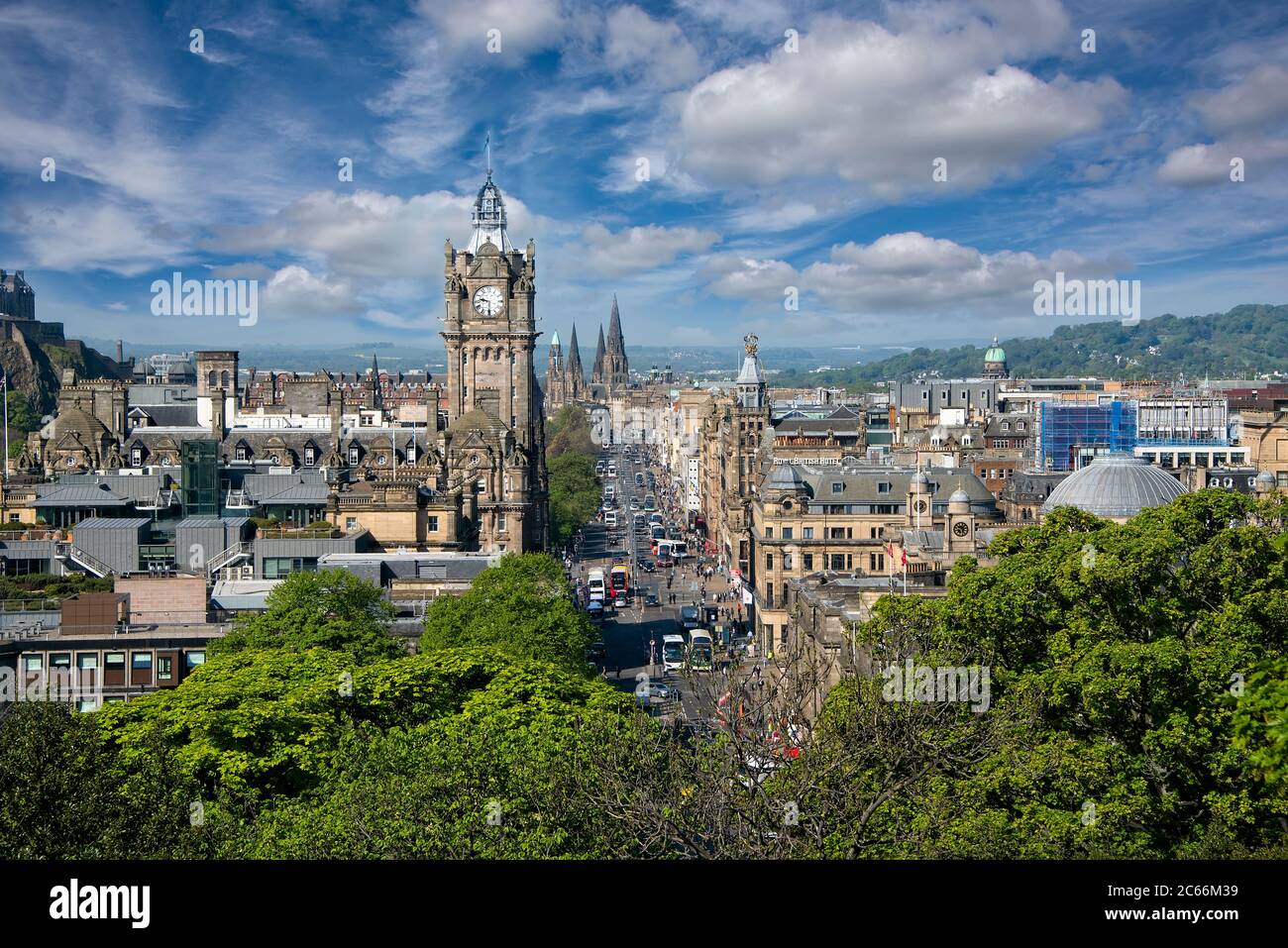 Édimbourg, Écosse - 13 mai 2019 : vue aérienne de Princes Street, l'une des principales artères de la ville d'Édimbourg. Banque D'Images