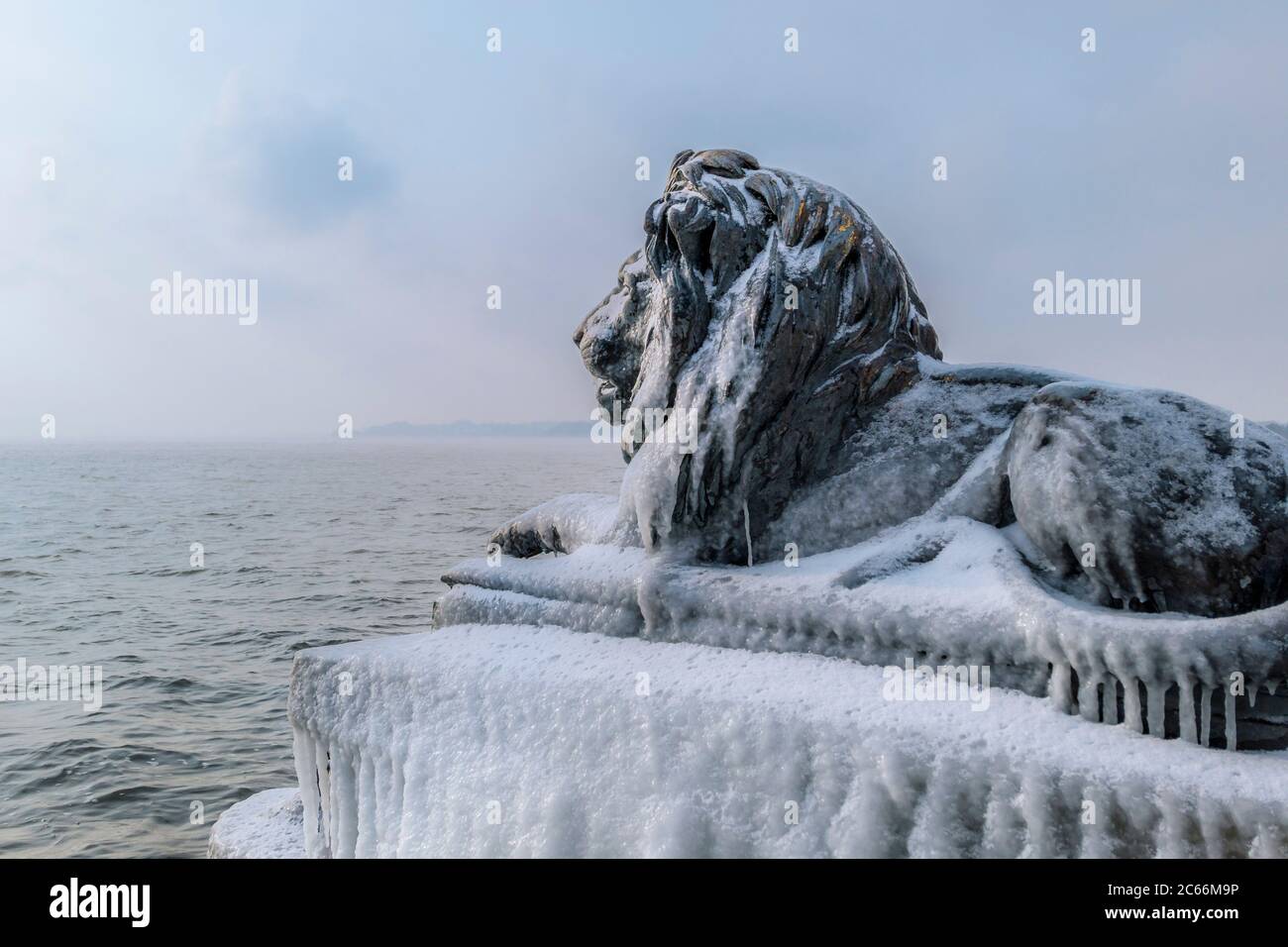 Lion bavarois recouvert de glace lors d'une journée hivernale glaciale à Tutzing am Starnberger See, haute-Bavière, Bavière, Allemagne Banque D'Images