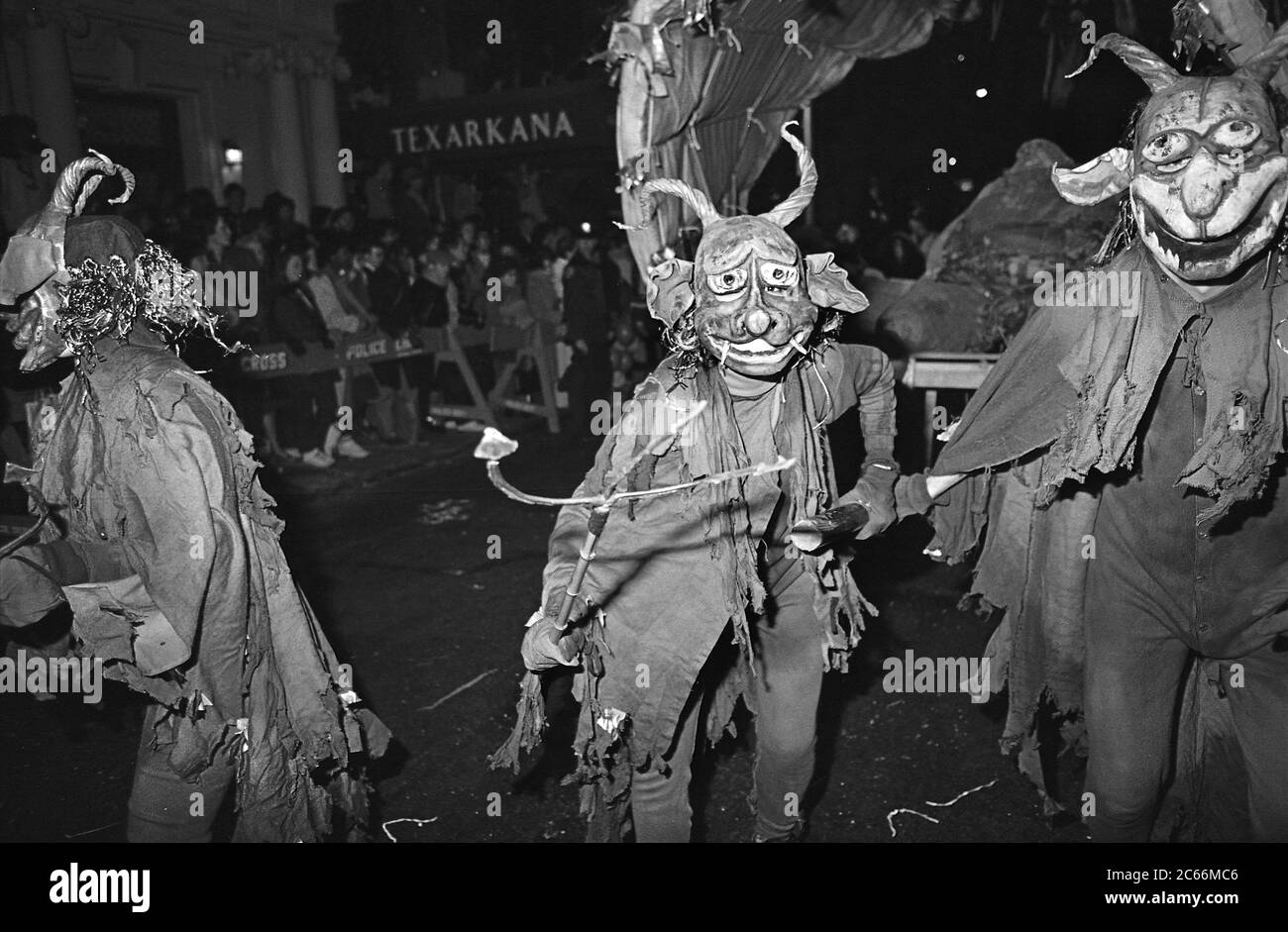 Des glouls avec chariot au Greenwich Village Halloween Parade, New York City, États-Unis dans les années 1980 photographiés avec le film Black & White la nuit. Banque D'Images